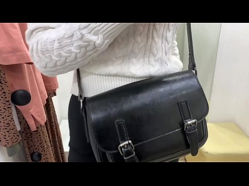 ❤️ Offentlig onani av den unga slynan FeralBerry med en dildo i provrummet ❤️❌ Pornvideo at us ❌❤