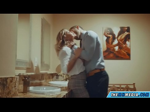 ❤️ När en bystig blondin förför dig på en offentlig toalett ❤️❌ Pornvideo at us ❌❤